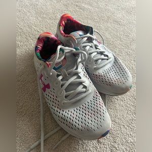 Under armour women’s size 6